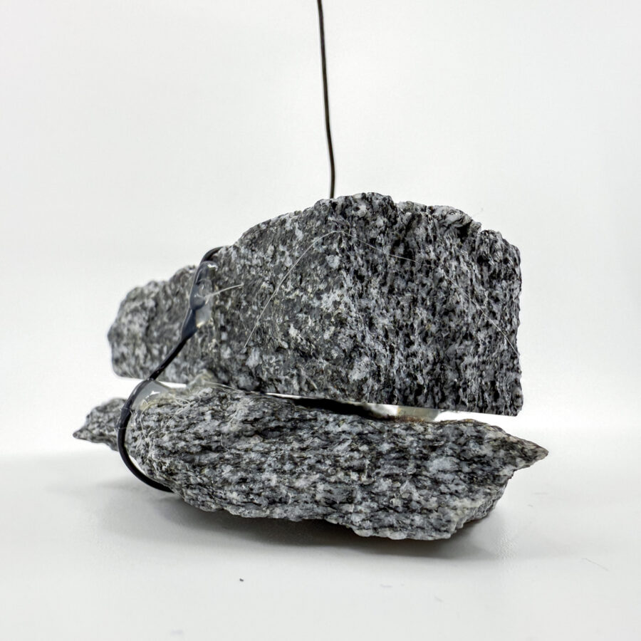 Fiore in carta su sasso in granito - immagine 4