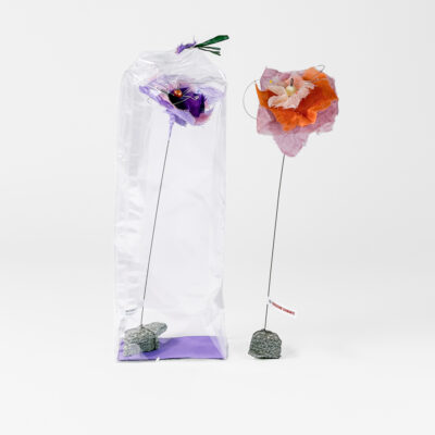 Fiore in carta su sasso in granito
