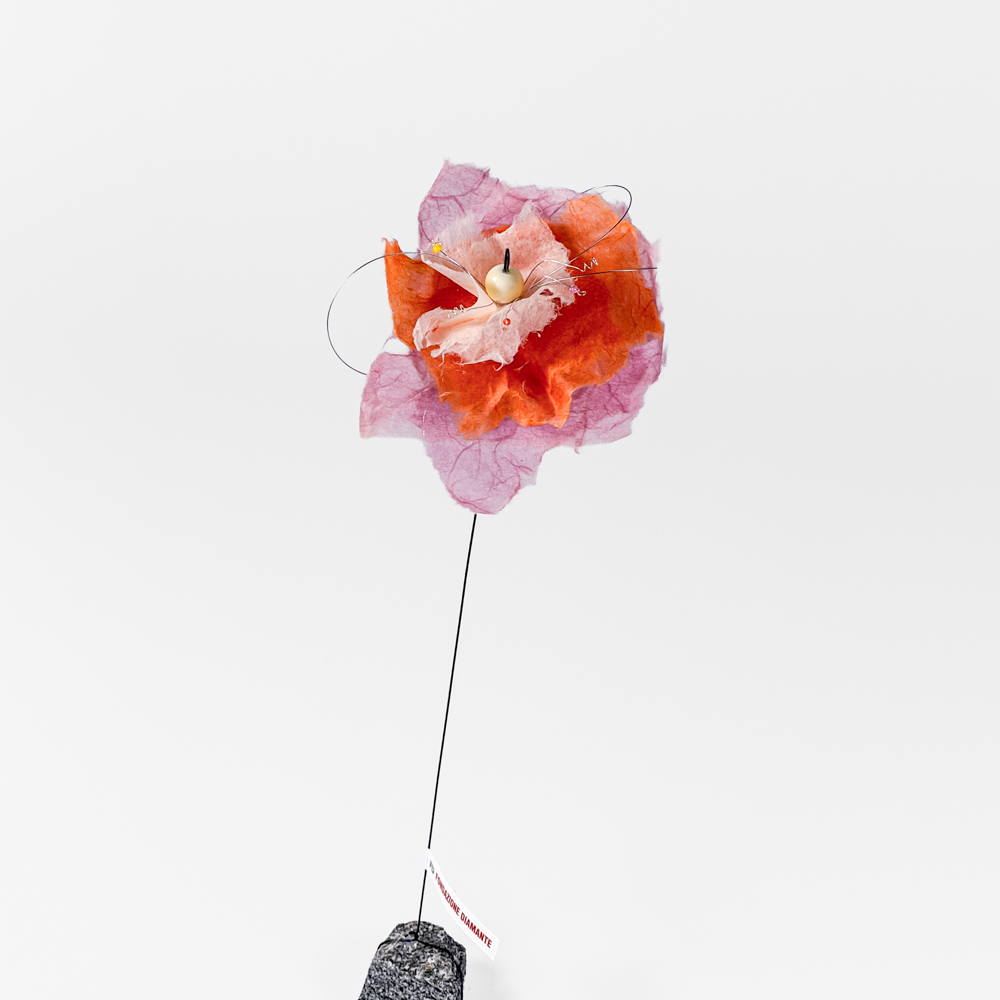 Fiore in carta su sasso in granito - immagine 2