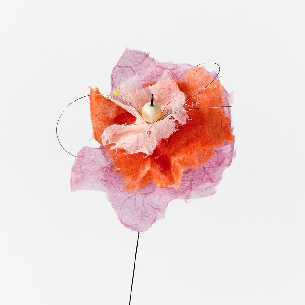 Fiore in carta su sasso in granito - immagine 4