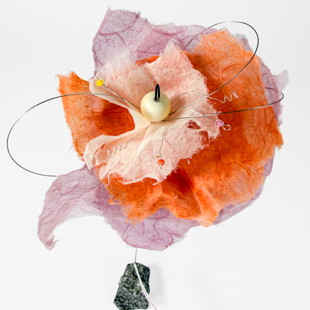 Fiore in carta su sasso in granito - immagine 5
